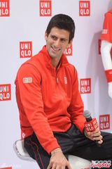 组图：德约科维奇赴沪人气爆棚 时尚站台笑开颜