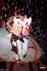 组图：王力宏飞轮海热舞全场 林依晨王珞丹比拼可爱