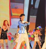 组图：张峻宁打破陈规  电影节三套造型两次献唱