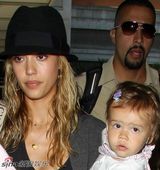 高清组图：杰西卡-阿尔芭携女儿出游 小奥诺不惧镜头