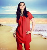 组图：陈思思台历写真 四季主题展多样风情