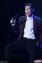 组图：萧敬腾上海开唱雨神未发威 被何韵诗调侃