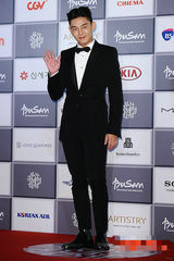 组图：釜山电影节开幕 刘亚仁面带微笑亮相