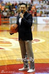 组图：鸟叔PSY观战职蓝比赛 美女啦啦队跳马舞