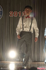 组图：林保怡新片秀踢踏舞技 穿背带裤绅士范儿