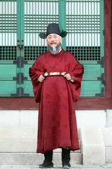 高清组图：朱智勋拍《我是王》穿古装显气势