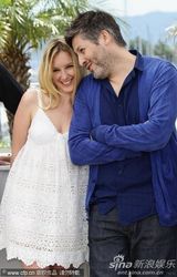 高清图：《被爱的人》发布 露德温与导演贴身暧昧