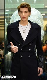 组图：EXO成员Kris机场现身 粉丝组人墙被冲散