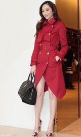 组图：吴佩慈红裙亮相险走光 现场血拼爱时尚