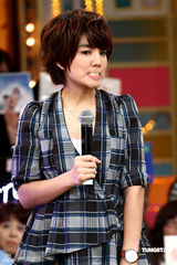 幻灯图：ELLA做客节目宣传新剧 与言承旭亲密拥抱