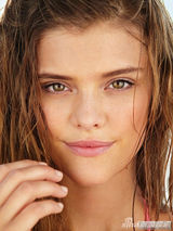 丹麦甜心妮娜清凉比基尼 海浪拍胸乳波荡漾(图)