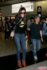 组图：熊黛林憔悴返港 墨镜遮面全程无话