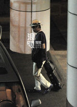 独家：陈凯歌陈红随性打扮恩爱回京