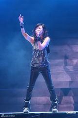 组图：林忆莲台北性感开唱 热情呼喊想歌迷