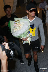 组图：郭富城白发造型抵台 亲切会歌迷反拍粉丝