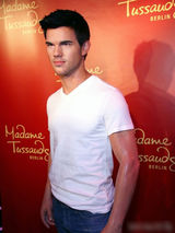 组图：暮光狼人蜡像遭撩衫秀腹肌 女星露腿献吻