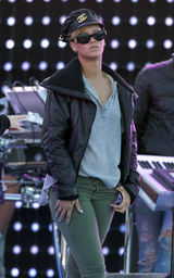 幻灯图集：蕾哈娜亮相迈阿密海岸 为演唱会积极准备