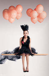 组图：王熹蛮写真化身黑天鹅 个性拒绝漂白