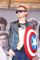 组图：MP魔幻力量签唱会 曝成员遭女粉丝抓下体