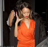 组图：蕾哈娜独过情人节显失落 流连夜店避镜头