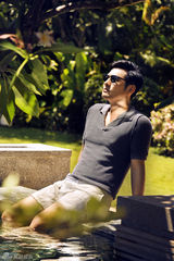 组图：严屹宽时尚大片帅气演绎清新海滩风