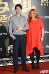 组图：任贤齐电影首映会 蓝心湄带伤站台力挺