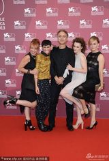 组图：《小帕特里亚》发布 女主上演香艳湿吻秀