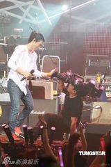 组图：萧敬腾唱《black or white》 向杰克逊致敬