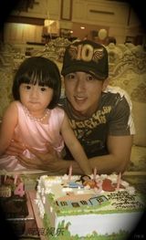 组图：吴尊女儿正面照首曝光 父女俩亲似兄妹