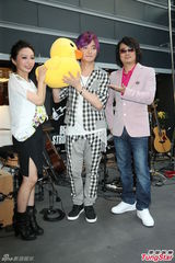 组图：阿沁升格当作家 F.I.R年底出新专辑