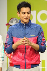 组图：Angelababy与彭于晏运动装活力十足