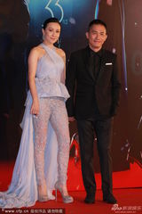 组图：刘嘉玲透视裙豪放 老公梁朝伟爱相随