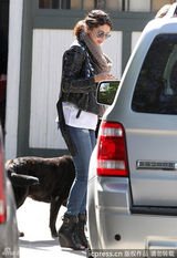 组图：赛琳娜与63岁大叔谈笑风生 痛甩比伯阴影