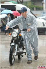 组图：范逸臣湿身拍MV 卜学亮送天心写真集慰劳