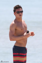 组图：英国跳水正太戴利海滩度假 身材略显发福