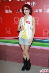 组图：陈茵媺为戏愿泳衣上阵 与家人吃饭过冬至节