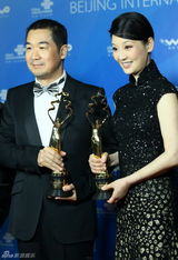 组图：北京电影节后台 获奖群星对话新浪娱乐