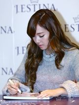 组图：韩国女团少女时代出席代言品牌粉丝签名会