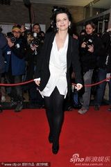 组图：《她们》柏林首映朱丽叶-比诺什热拥搭档