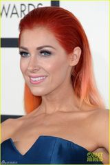 组图：歌手Bonnie McKee坠地蓝裙红发抢眼