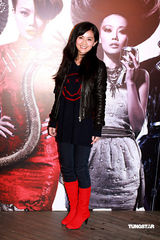 幻灯：容祖儿新专辑限量发行 幼时青涩照片曝光 