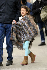 组图：小苏瑞放学享受公主待遇 穿大披肩显时尚