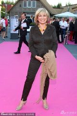 组图：盖尔红裙撑《一线牵》甜蜜笑容走红毯