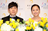 组图：韩星姜成妍与钢琴家金佳温婚礼发布会