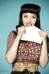 组图：董璇风姿绰约登封面 玩转复古Style