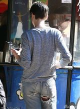 组图：海瑟薇短发出街似学生 戴黑框镜破裤露臀