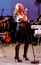 幻灯：丽安娜-刘易斯BBC一展豪嗓 露肩开衫尤显可爱