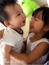 组图：陈浩民妻子晒儿女照 姐弟情深呆萌可爱