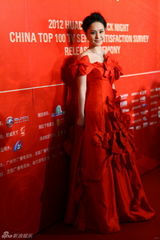 组图：阿娇红裙亮相 蝴蝶结装饰优雅迷人