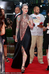 组图：德普撑《独行侠》柏林首映 汉莫揽美女